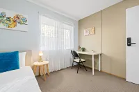 Cozy Private Rooms – Steps to Shops & Bus - Parking