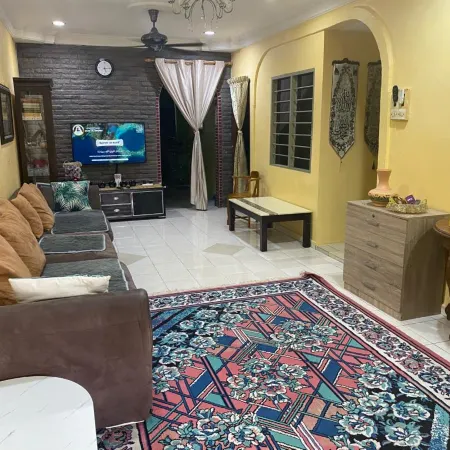 Anwar Kluang Homestay (Muslim Only)