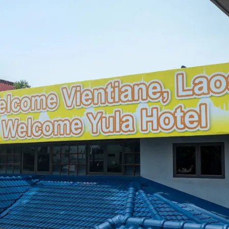 Yula Hotel Thatluang Отели рядом с достопримечательностью «Храмовый комплекс Пха Тхат Луанг»