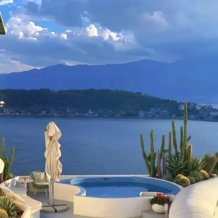Yuelanqiyu · Moon Whisp | Erpanlanyue Waterfront Seaview Resort Chinese Inn (Erhai Ideal City)