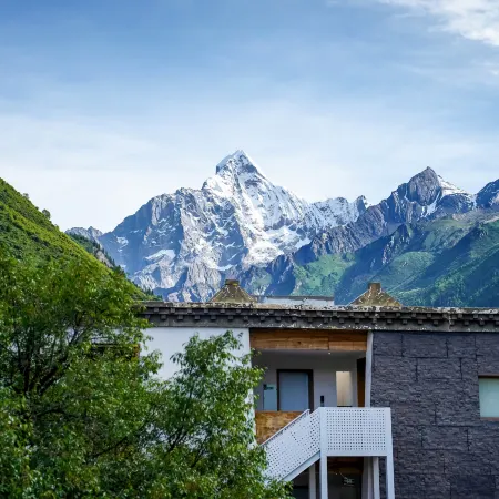 Siguniang Mountain and other winds come to the snow mountain B&B