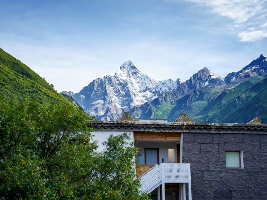 四姑娘山等風來雪山民宿（長坪溝観光地長青山寨観景平台）