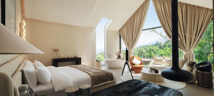 Overlooking Stream · Mountain Secret Retreat | Luxury Private Hot Spring Quiet Courtyard Resort Ξενοδοχεία στην πόλη Ντουζιάνγκιαν Σίτι