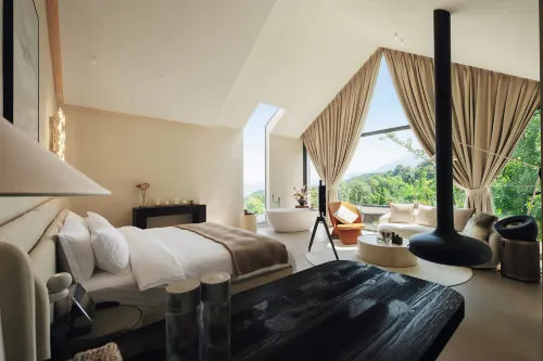 Overlooking Stream · Mountain Secret Retreat | Luxury Private Hot Spring Quiet Courtyard Resort - 4-Sterne