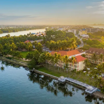 M Village Resort Riverbeach Hoi An, a brand of Modern Village Lifestyle Отели рядом с достопримечательностью «Пляж Кыадай»