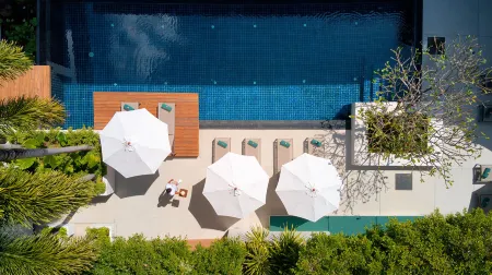 Outrigger Surin Beach Resort Отели рядом с достопримечательностью «Tha Rua Shrine»