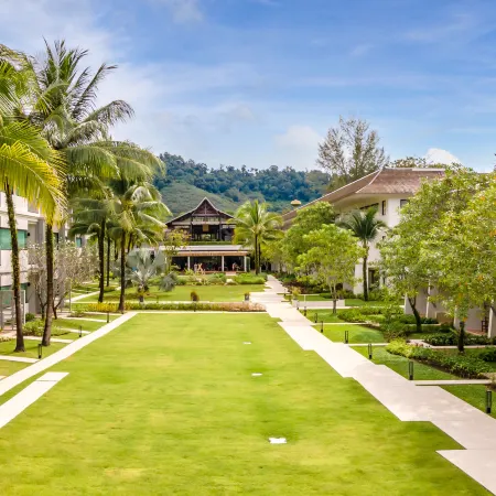 Outrigger Khao Lak Beach Resort Отели рядом с достопримечательностью «Коралловый мыс»