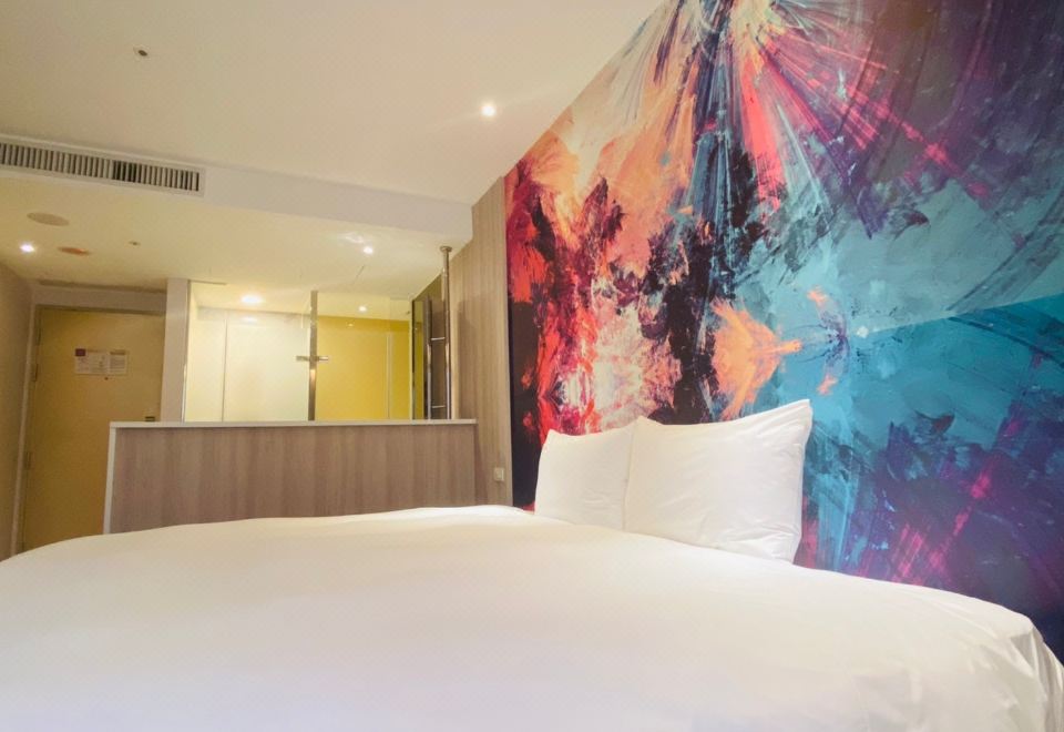 아틴 호텔의 객실 인테리어로, 모던하고 실용적인 공간 디자인이 특징입니다.