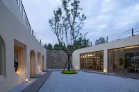 XIANZAI SHUIYUNSHU Forest Hot Spring Resort Hotel Hotel di Dujiangyan