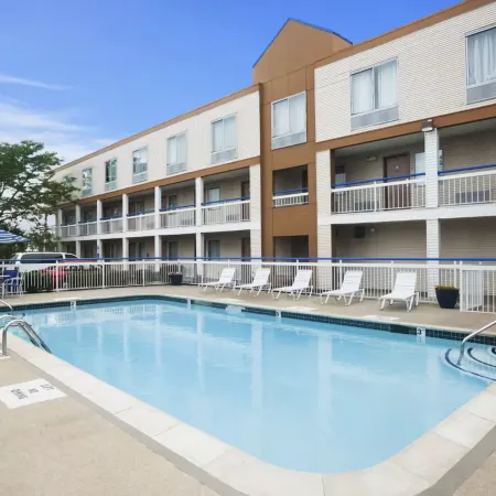 Howard Johnson by Wyndham Romulus Detroit Metro Airport