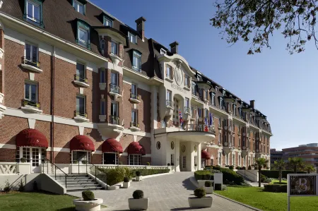 Hôtel Barrière le Westminster Отели рядом с достопримечательностью «Caravaning Stoneham - Touquet & Co»