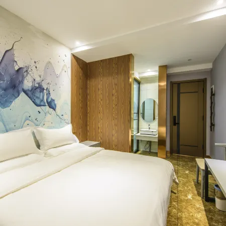 Kelan Kington Hotel