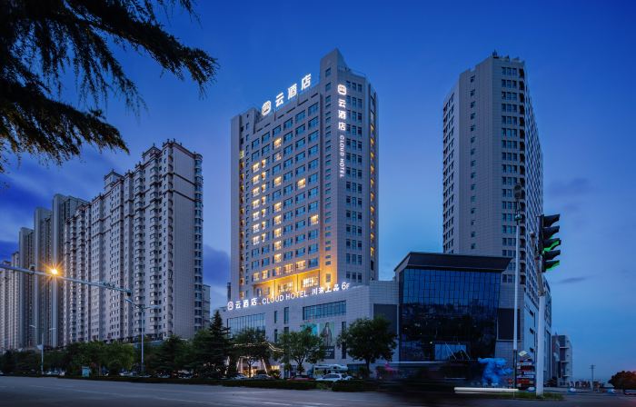 Cloud Hotel (Hejin Huayue Plaza)
