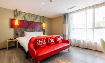 Ibis Hotel (Lanzhou West Railway Station South Square)