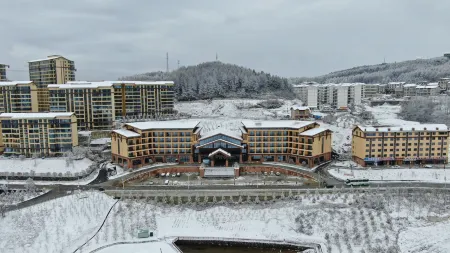 Lvcongpo Holiday Hotel Отели рядом с достопримечательностью «Badonglvcongpo Ski Field»