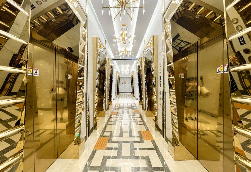 브라운스위트 부산의 오션뷰 객실 내부 이미지