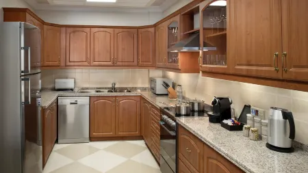 Kempinski Hotel & Residences Palm Jumeirah Dubai Отели рядом с достопримечательностью «The View Palm Jumeirah»