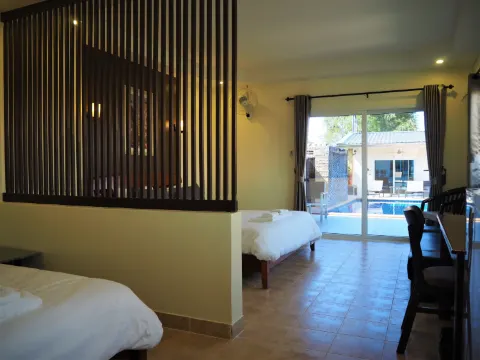 ห้องครอบครัววิวสระว่ายน้ำพร้อมระเบียงส่วนตัว