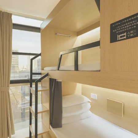 Lodge by the road Hostel (Nanjing Xinjiekou Subway Station)