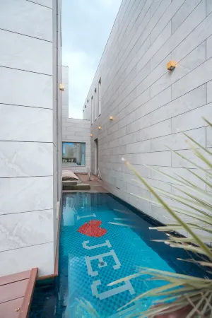 EUDAIMONIA Pool Villa(Hamdeok Beach) Отели рядом с достопримечательностью «Jeju Jeolmul Natural Recreation Forest»