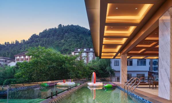 Zhangjiajie Four Seasons Lai · Riverside Resort Hotel (Baofeng Lake Scenic Area)
