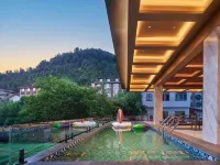 Zhangjiajie Four Seasons Lai · Riverside Resort Hotel (Baofeng Lake Scenic Area) - Pools