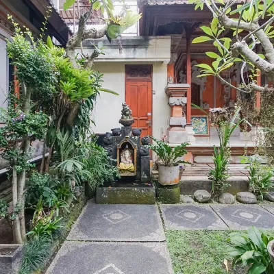 Aurora House Ubud Отели рядом с достопримечательностью «Храм Сарасвати»