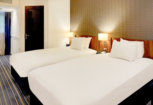 크루 시내 전경 및 호텔 이미지