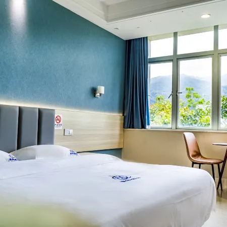 Qinghua Hotel (Lincang People's Hospital New Campus)