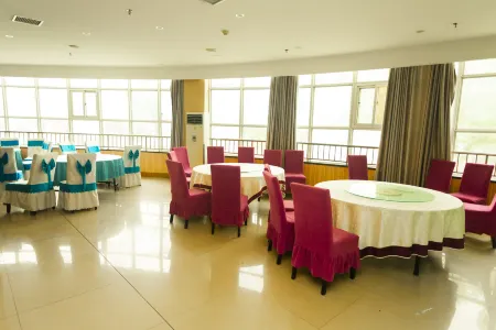 Jinchen Hotel Отели рядом с достопримечательностью «The Yellow River Xiaolangdi Scenic Area»