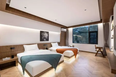 Dengfeng Light Luxury Hotel (Qujing Dahuaqiao Park) Отели рядом с достопримечательностью «Zhujiangyuan Square»