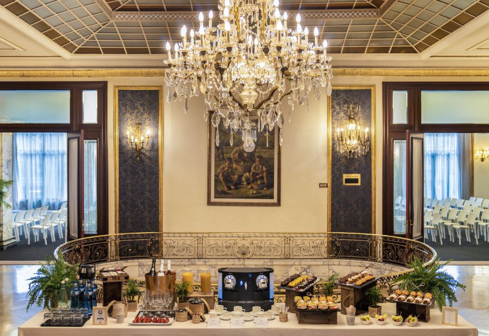 엘 아베니다 팰리스 수영장 또는 식당 이미지