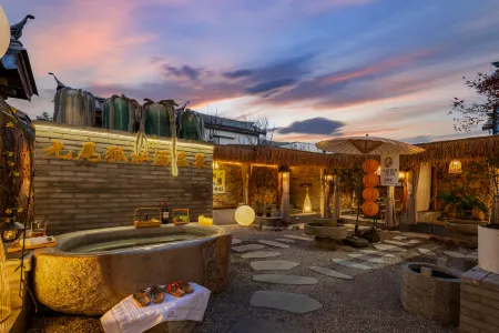 Lijiang Nine-Tailed Fox Private Hot Spring Courtyard Отели рядом с достопримечательностью «Wenfeng Temple»