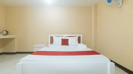 RedDoorz @ MUBG Apartelle near Baclaran Church Отели рядом с достопримечательностью «Нешнел Шрайн оф Ауэр Мотер оф Перпечуал Хелп»