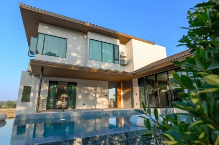 Six elements pool villa khaokho Отели рядом с достопримечательностью «Baan 2 Nao at Khao Kho Wind Turbine»