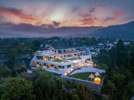 Tengchong Breeze and Courtyard Natural Hot Spring Homestay Отели рядом с достопримечательностью «Beihai Wetland»