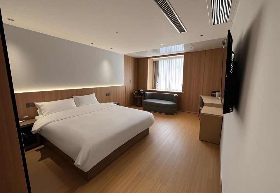 깔끔하게 정돈된 호텔 객실 내부 전경