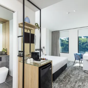 Oaks Cairns Hotel Отели рядом с достопримечательностью «Graft "N" Arts»