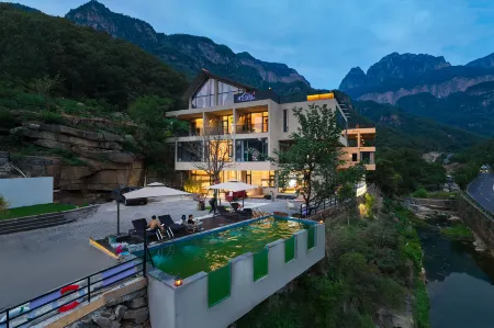 Nanluan Yunqi Vacation Apartment (Bali Gou Tianjie Mountain Scenic Area) Отели рядом с достопримечательностью «Jiulian Mountain Scenic Area»