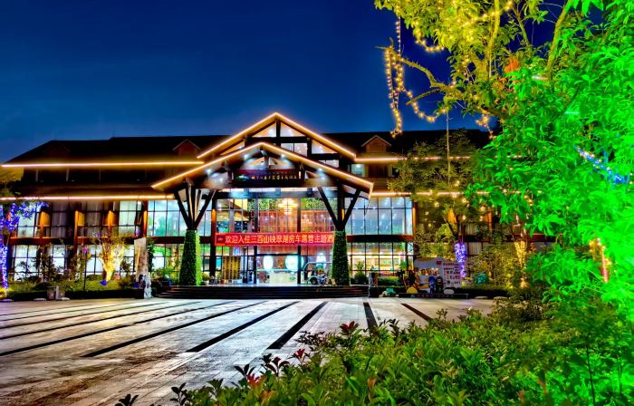 Sanbai Mountain Town Yingcui Lake Tribe Hotel