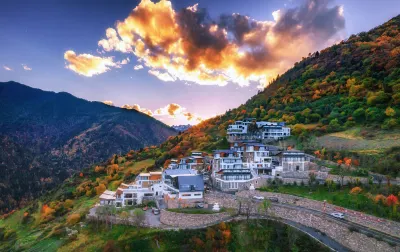 Floral Lux Hotel·Dagu glacier gaer Manor Hotel Отели рядом с достопримечательностью «Хауд»