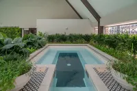 Paxtonz Urban Luxe Walk to Mall Free WiFi and Pool - piscine