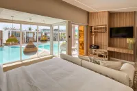 LIME Resort Bohol, a member of Radisson Individuals Premier - Parkplatz
