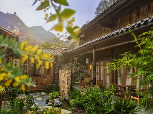 Riverside Courtyard Log Cabin Homestay - Romantic