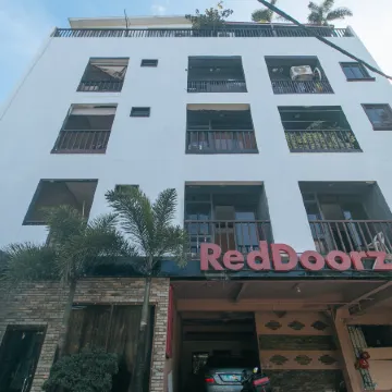 RedDoorz Plus @ Canley Residential