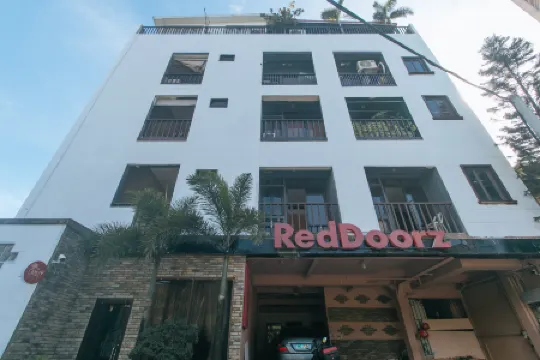 RedDoorz Plus @ Canley Residential