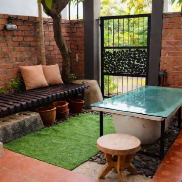 Knocknock70s Home Courtyard Garden, Jonker Parking Hotels in 