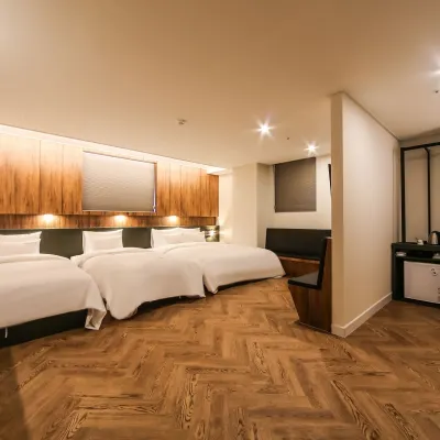 Busan Station Maximum Hotel Отели рядом с достопримечательностью «Администрация района Дон»