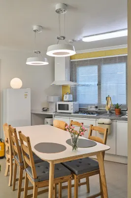 Banwoldang Stn 3min, Table for 6, Hotel bedding, 8pm Check-in, Luggage Storage, Rooftop #Dongseongro - Villas
