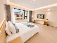 Ruixi Langan Hotel (Ganzi County Gesar Kingdom Scenic Area | White Pagoda Park Scenic Area Branch) - parking